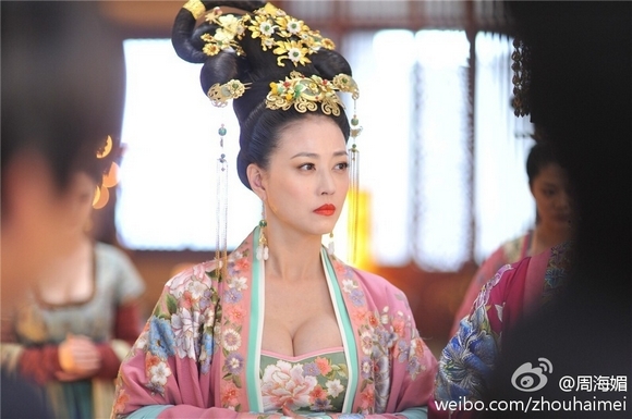 48岁的周海媚在《武媚娘传奇》中出演杨淑妃,看似柔弱无争的她,却是个